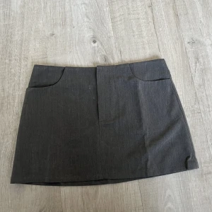 Grå kjol strl 36 - Säljer denna gråa kjol i strl S. Aldrig använd. 