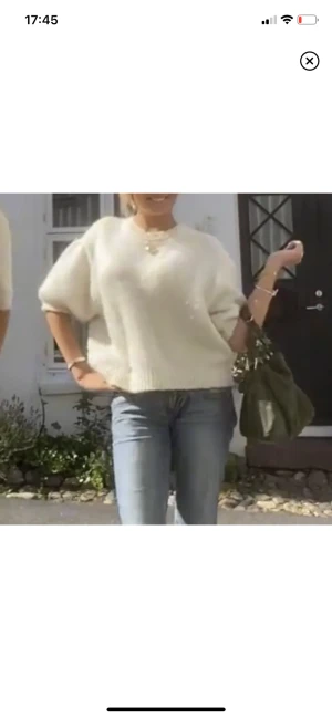 Stickad tshirt  - Säljer super snygg stickad tshirt som jag köpte från dn tjej här, tycker väldigt om den men tyvärr används den inte lika mycket.