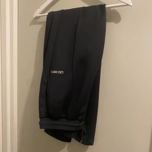 Les deux  - Säljer mina les deux byxor i bra skick använd ett få tal gånger| cond 9/10 | helt felfria | frågor är det bara att skriva 