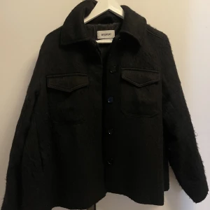 Kort kappa - Kort kappa från weekday! Bra skick och perfekt höstjacka!! Strl S o nypris 700kr💘
