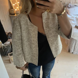 Bolero - Super snygg kofta men kommer tyvärr ej till andvändning 