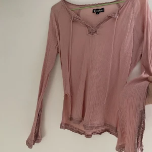 Rosa söt blus - Jääättesöt rosa blus med massa fina detaljer som ni ser på bilden. 