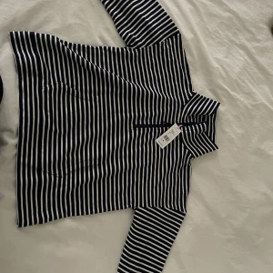 Randig quarter zip tröja - Helt oanvänd quarter zip tröja från vineyard vines. Jätteskön och fin. Inga defekter. Nypris 128$. Säljer pga fel storlek