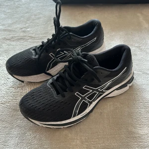 Asics skor stlr 40,5 - Svarta Asics skor i nytt skick. Stlr 40,5. Använda 2-3 gånger.
