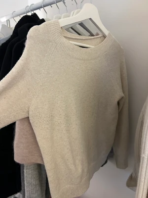 Vero moda - Säljer denna stickade tröjan, kommer inte till användning längre.