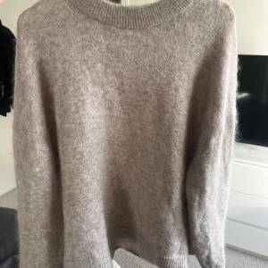 Stickad tröja - Säljer denna stickade mohair tröjan från h&m då den inte kommer till användning och är fel storlek för mig💓 på andra bilden ser man närmare bild på materialet, lite rosé/grå färgad i färgen. Köpt för 499  🤍Knappt använd! 🤍