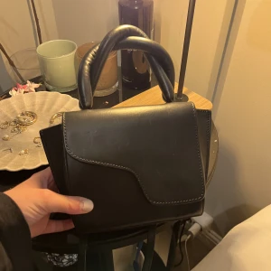 Atp väska  - Säljer denna fina väska från atp atelier då den tyvärr inte kommer till så mycket användning längre. Nypris är 3600 säljer den för 2500 då den bara är använda ett par gånger.