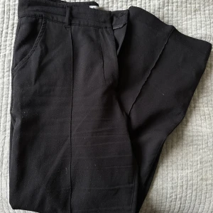 Madlady kostymbyxor  - Kostymbyxor från madlady i den korta modellen. Lite noppriga samt hål i fickan, lätt att sy för den som kan de 