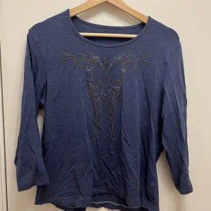 Brå rhinestone tröja - Tröja med trekvartsärmar och rhinestones (många stenar saknas därav priset)