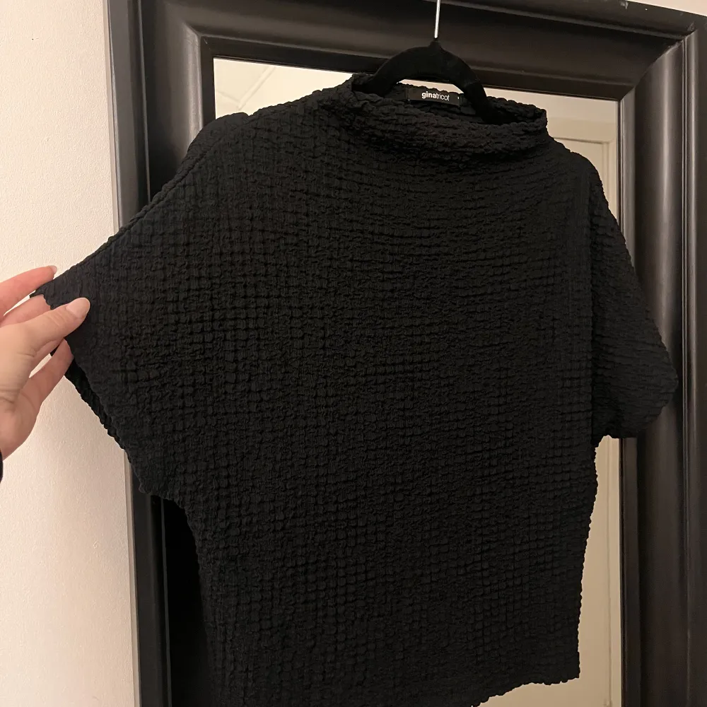 Svart lite finare tröja från Gina trixat, väldigt lik den från zara Aldrig använt! (Pris kan diskuteras). Tröjor & Koftor.