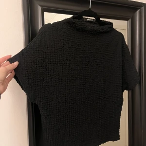 Svart tröja - Svart lite finare tröja från Gina trixat, väldigt lik den från zara Aldrig använt! (Pris kan diskuteras)