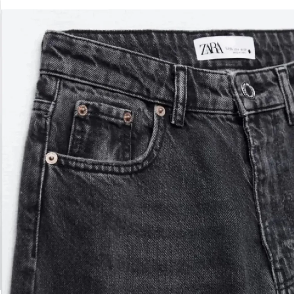 Snygga midrise jeans från zara som inte säljs längre. De är använda men fortfarande i väldigt fint skick. Hör gärna av dig vid intresse❤️. Jeans & Byxor.
