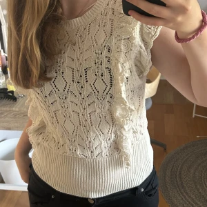 Lindex topp - Säljer denna fina beiga Lindex toppen då den inte används längre💗9/10 skick!