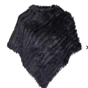 Poncho - Jätte fin fluffig och varm poncho som jag tyvärr behkver sälja för min garderob börjar bli full köpt för 1000 kr och den är som ny 