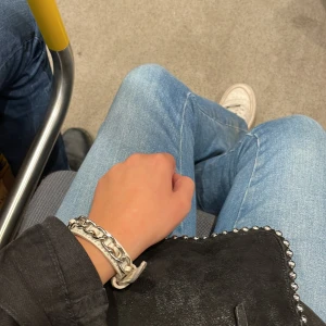 Sthlm stil armband - Intressekoll på mitt super fina rustika armband som jag inte är säker på om jag vill sälja! Vid höga bud=större chans att jag vill sälja. Regler i min bio gäller! Så fint och Stockholm stil! Hör bara av dig!🩷(se slitningar på bild)🪩🥂😻
