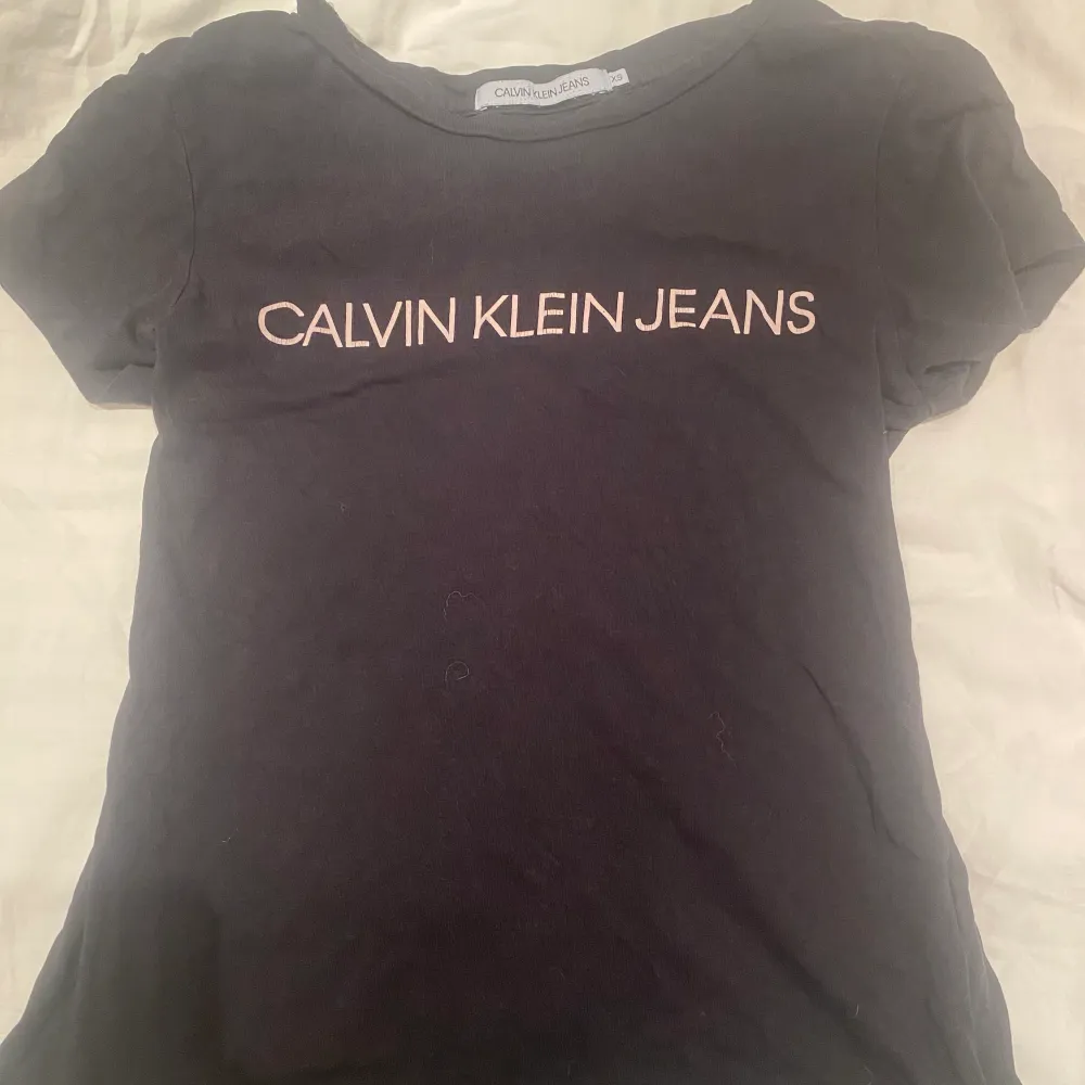 Superfina enkla t-shirts från Calvin Klein och the north face. Passar xs/s. 1 för 80kr men båda för 120kr.. T-shirts.