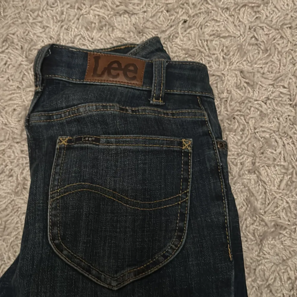 Säljer ett par midrise skinny jeans från lee i stl W25 L31. De har egen klippt slits . Jeans & Byxor.