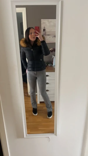 RockAndBlue jacka - Säljer min fina rockandblue jacka. Den är köpt för ungefär 3400 kr men säljer den billigt pga vill få sålt den så fort som möjligt.