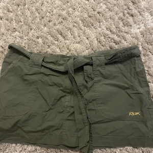 Vintage mini kjol - En mörkgrön vintage kjol. Jättefin mini kjol med fjärilar på baksidan. Mycket bra skick. 