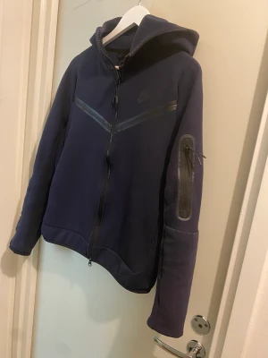 Nike tech - Säljer nu min fina Nike tech som inte används längre man användes mycket under sommare| storlekn är i S | Den är helt fel fri förutom att den är solblek på visa ställen | om du har frågor är det bara att skriva. 