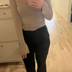 tröja  - En tröja från ginatricot. Super fin och super skönt matrial. En basic tröja fast ändå snygg