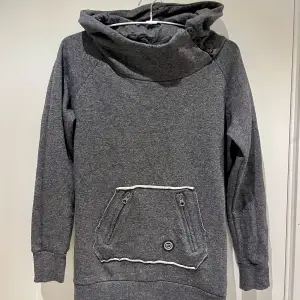 Snygg hoodie i stl S från EMP shop  Mkt sparsamt anv i fint skick. Nypris ca 500;-