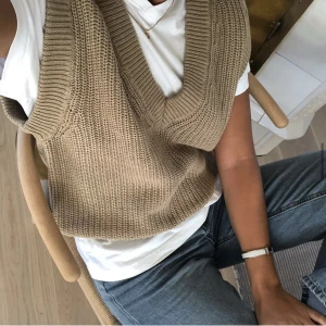 Väst knitted  - Säljer denna fina stickade väst från gina tricot! egen bild🫶🏼