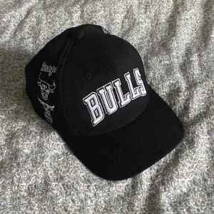 Mitchell & Ness keps  - Säljer denna keps från Mitchell & Ness som är i princip oanvänd. Köpt för 400 men säljer pga att jag inte tyckte jag passade i den!