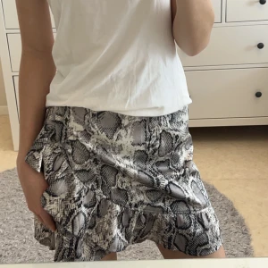 Kjol i ormskinnsliknande tyg 🎀 - Köpt second hand men är i  väldigt bra skick pga själv inte använt sedan jag köpte den. Materialet är silkes liknade och väldigt fint 💗
