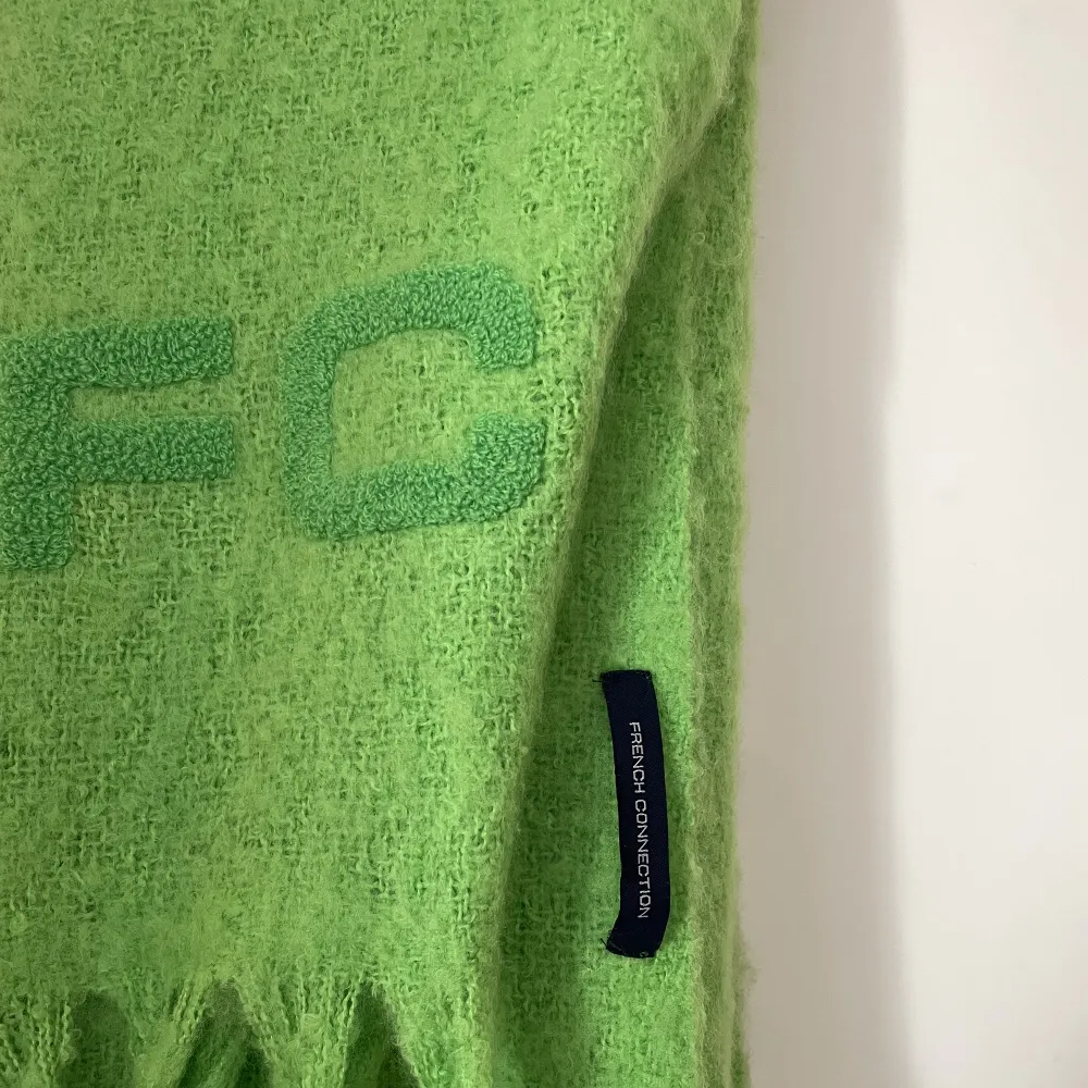 Stor limegrön halsduk från märket ”French Connection”. Använd enstak gång. Fint skick! Ord pris ca 699kr.. Accessoarer.
