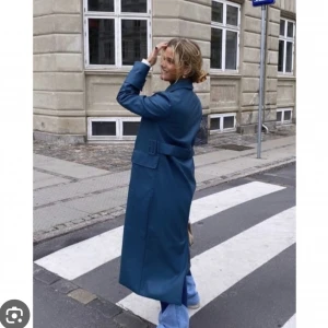 Nakd kappa  - Säljer denna ursnygga kappa från nakds kollektion med Basma & Merna. Den köptes för 1000kr på nakd men finns inte längre kvar på hemsidan - slutsåld överallt! 💙(sparsamt använd)