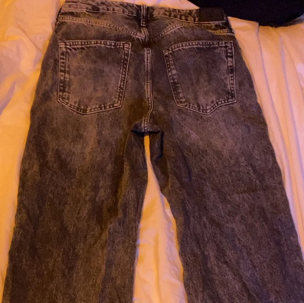 baggy gråa jeans ifrån superdry. Bara använda en gång då det inte är min stil. Köpta för 900kr på zalando.. Jeans & Byxor.