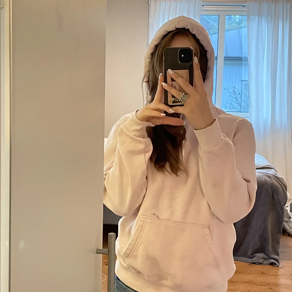 svart fläck på spegeln och inte på tröjan!🩷 skön rosa hoodie i strl S. Hoodies.