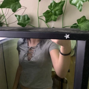 Grå tshirt  - Öppen vid brösten, men snörad så Amman kan knyta, inte använd , från H&M💞