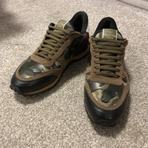 Valentino sneakers - Säljer mina valentino rock runner. Västra skon har en liten defekt, skriv för fler bilder. Nypris 7500kr