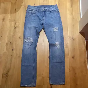 Blå rippade Calvin Klein jeans, 31” midja 32” längd. Lätt använda Slim straight fit