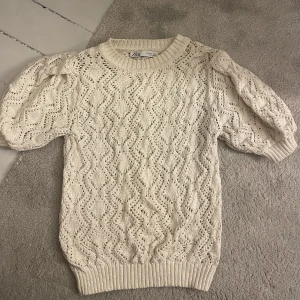 Virkad Zara Topp - Säljer då den inte kommer till användning, bra skick, knappt använd 🥰 nypris: 300kr. Köparen står för frakten