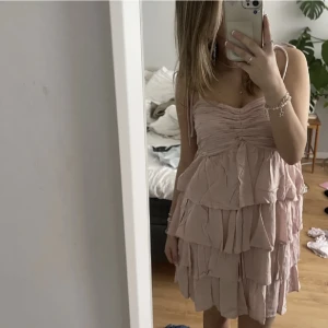Violangklänning h&m - Super fin volang klänning från h&m behöver bara strykas💗