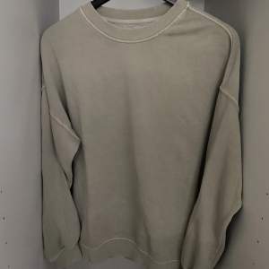 Snygg beige sweatshirt!! (köpare står för frakt💕) TRYCK EJ PÅ KÖP NU!