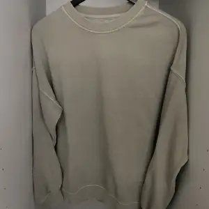 Snygg beige sweatshirt!! (köpare står för frakt💕) TRYCK EJ PÅ KÖP NU!
