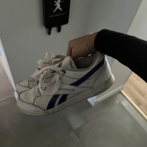 Reebok - Vit blåa reeboks i fint skick, går att tvätta rent 🫶🏻