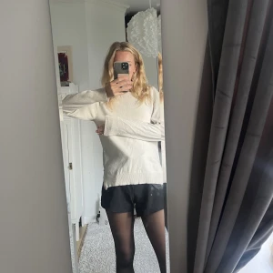 beige stickad tröja från hunkydory  - beige finstickad tröja från hunkydory🤩