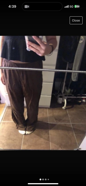 Linnebyxor - Ett par lågmidjade linnebyxor från HM i en brun färg som knappt är använda. I storlek S och i super fint skick!💗