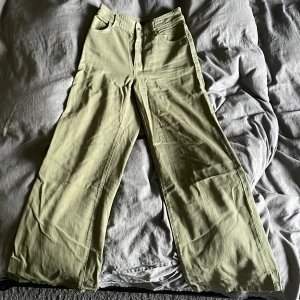 Byxor - Ett var militärgröna byxor i ett bra skick. Normal långa vida byxor.
