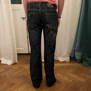 Sjukt snygga lågmidjade jeans, bootcut.  Midjemått 73 cm. Modell på bilden är 165 cm