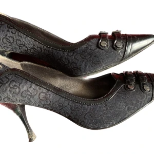 Guess klackskor - Så snygga klackar från Guess! Strlk 37. Bra skick, liiiite slitna under ( se sista bild )