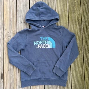 North Face Hoodie - Säljer nu min North Face Hoodie.  Väldigt snygg och stilren. Den är äkta och köpt i NorthFace butiken för ex antal år sen. Storlek L barn skulle säga att det motsvarar XS/S. Passar mindre människor. Fler bilder eller frågor kan svaras på i DM.