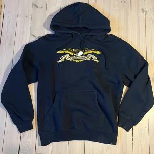 Anti hero hoodie - Tja! Säljer nu denna anti hero hoodie. Hoodie är i perfekt skick. Hoppas du vill köpa!