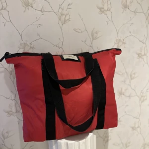 Väska - Säljer nu denna rymliga Day väskan. Den är lite sliten men går fortfarande att använda. Jag har haft den i flera år 