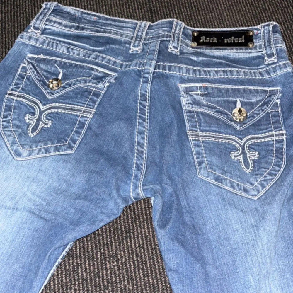 Detta är ett par jeans från true religion, dem är i perfekt skick förutom ett hål på framsidan som var där när jag köpte dem. Prins kan diskuteras. Jeans & Byxor.